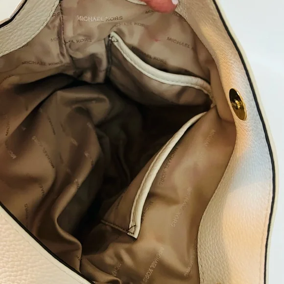 Elegant Cream Leather Shoulder Bag - Picture 5 of 7